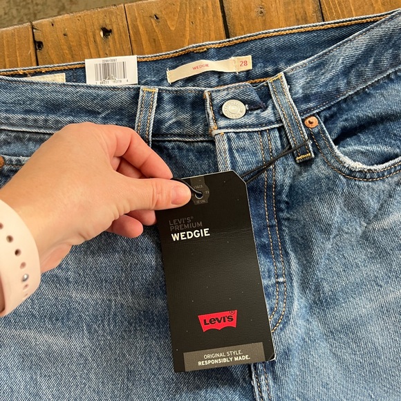 NWT Levi’s Wedgie Jean - Picture 2 of 5